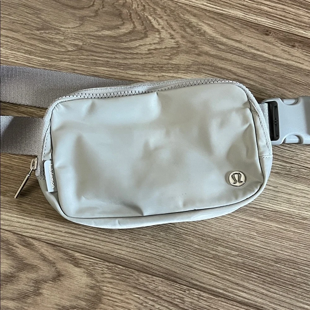 Lululemon Athletica Light Gray Belt Bag - Picture 5 of 10